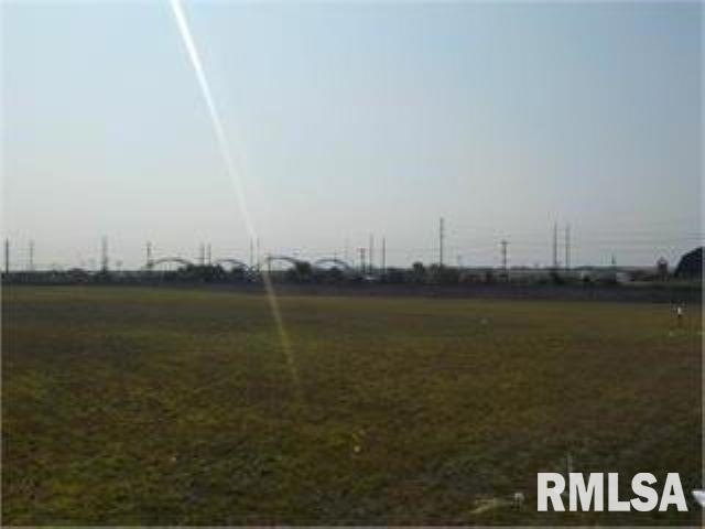 1337 W 2nd St, Davenport, IA 52802 - photo 1