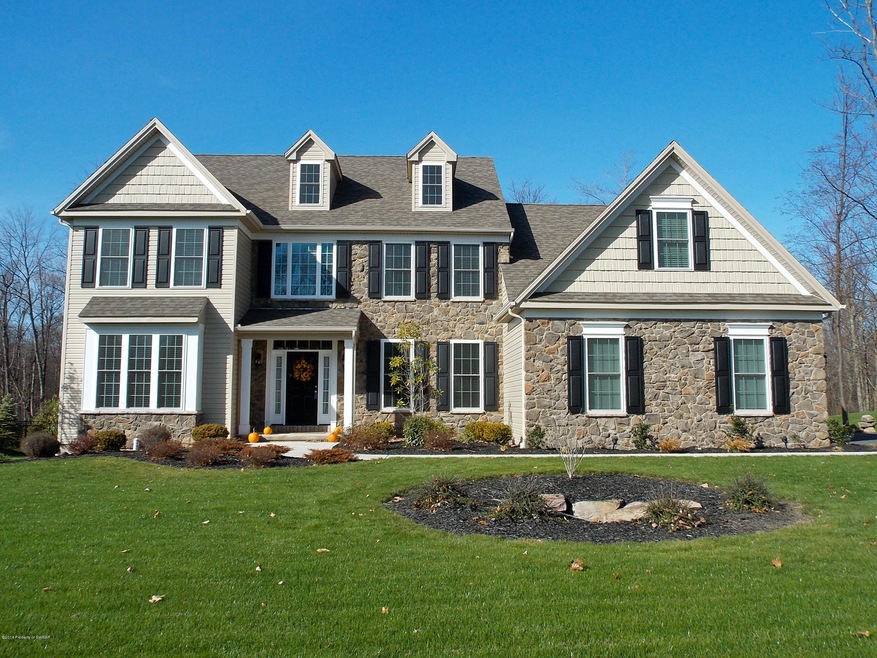 1090 Woodberry Dr, Mountain Top, PA 18707 - photo 1