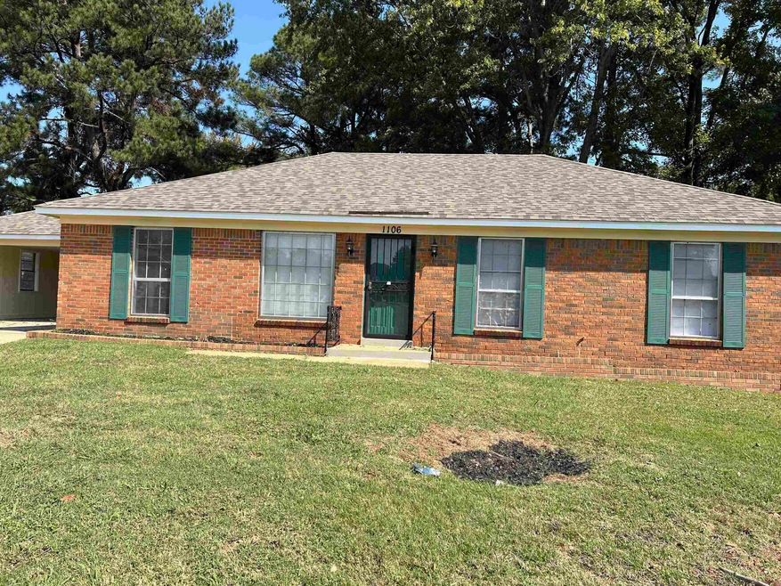 Single story home with a front yard