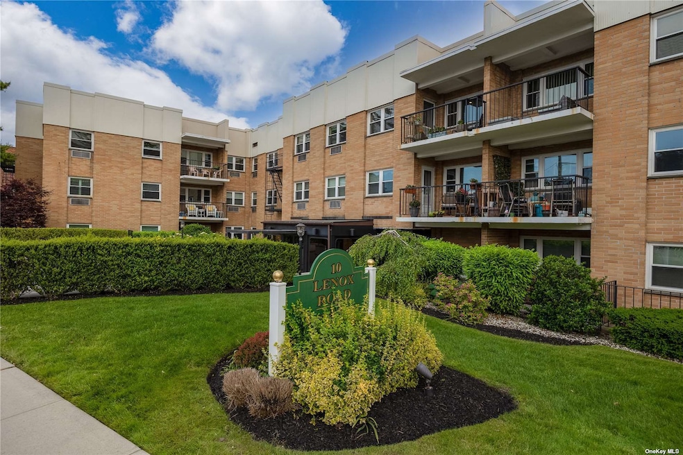 10 Lenox Rd Unit 3G, Rockville Centre, NY 11570