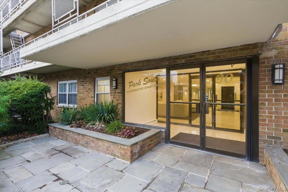 90 S Park Ave unit B2, Rockville Centre, NY 11570 - photo 1