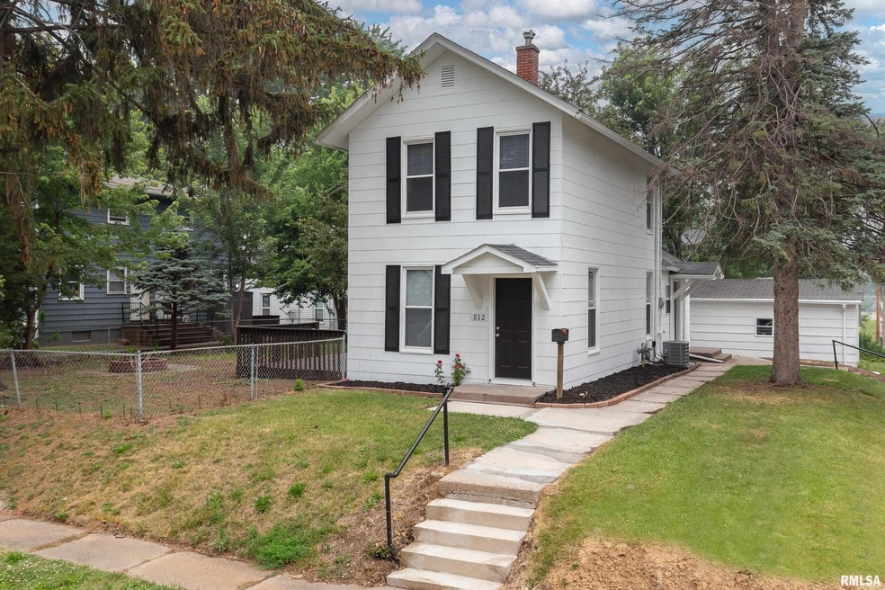 512 E Pleasant St, Davenport, IA 52803 - photo 1