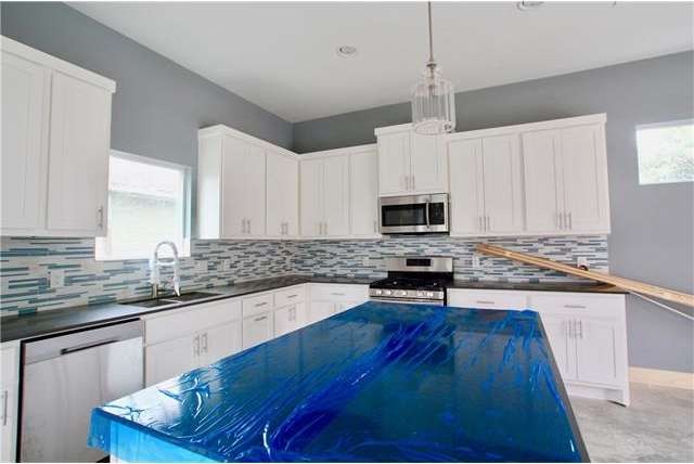 6201 Felix Unit B Kitchen Glass backsplash and Gre