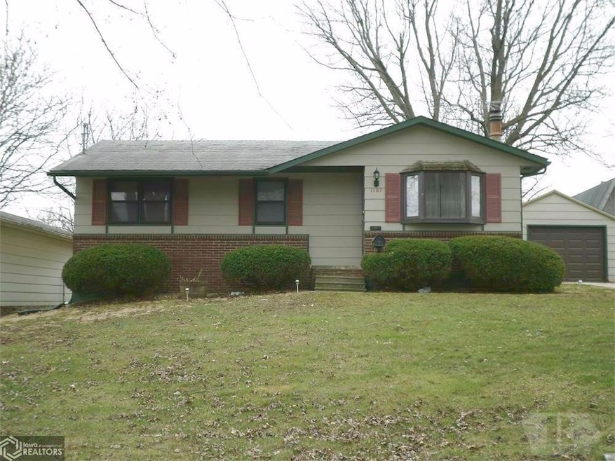 1107 N 10th Ave E, Newton, IA 50208 - photo 1