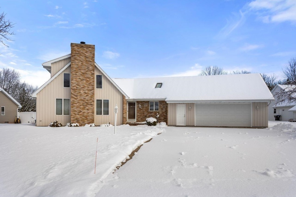 W2814 Crestwood Ct, Appleton, WI 54915 - photo 1