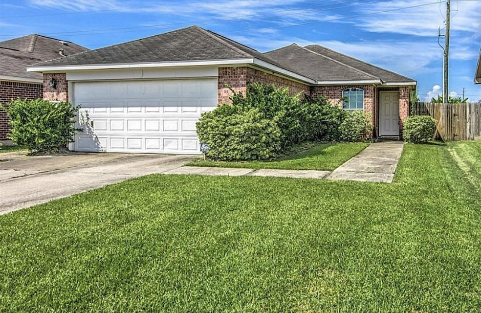 171 Horn Ct, Baytown, TX 77523 - photo 1
