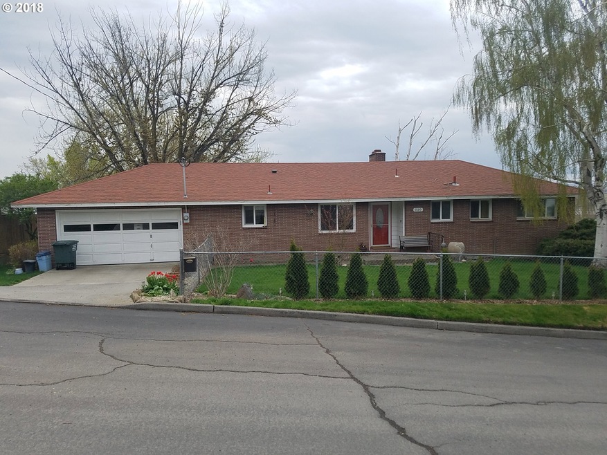 520 NW Gilliam Ave, Pendleton, OR 97801 - photo 1