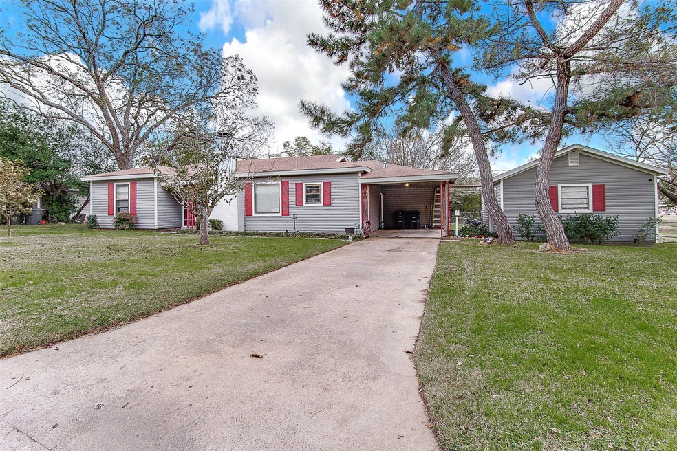 125 Circle Dr, Cleburne, TX 76033 - photo 1