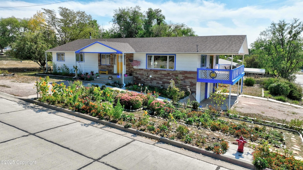 513 W Goshen St, Moorcroft, WY 82721 - photo 1