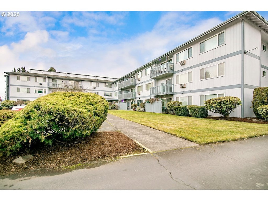 2005 Tibbetts Dr unit 203, Longview, WA 98632 - photo 1