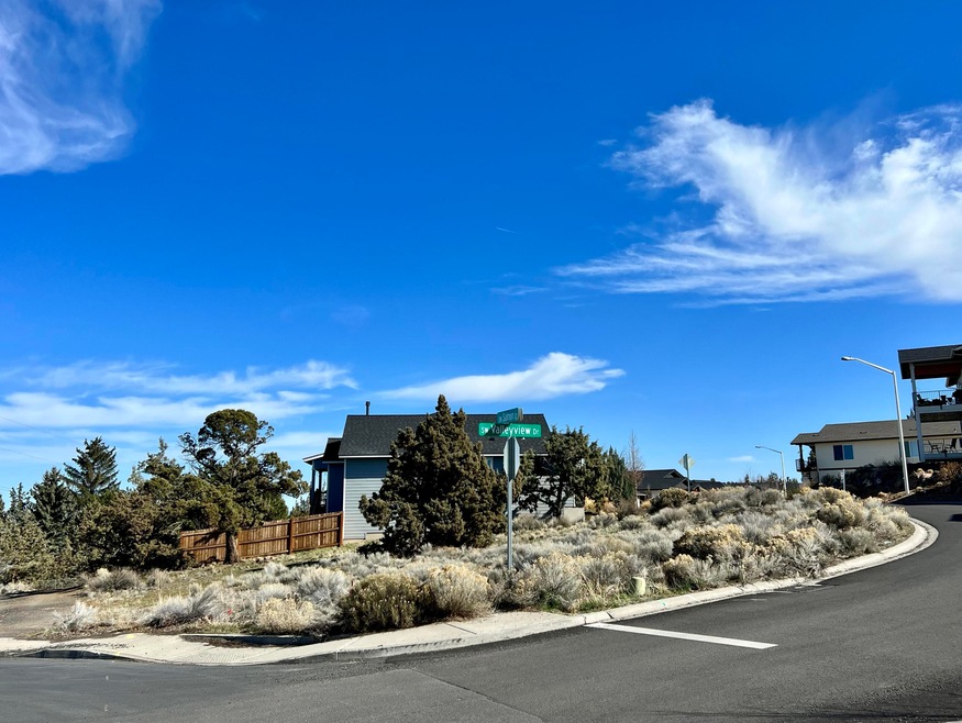 2312 SW Valleyview Dr, Redmond, OR 97756 - photo 1