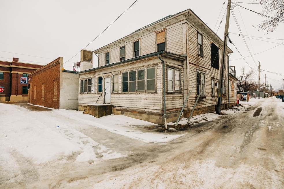 120 E 4th St