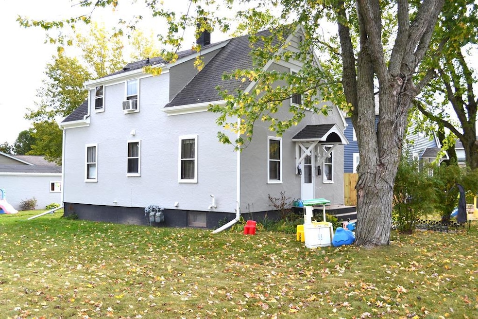 602 Flora Ave, Algoma, WI 54201 - photo 1