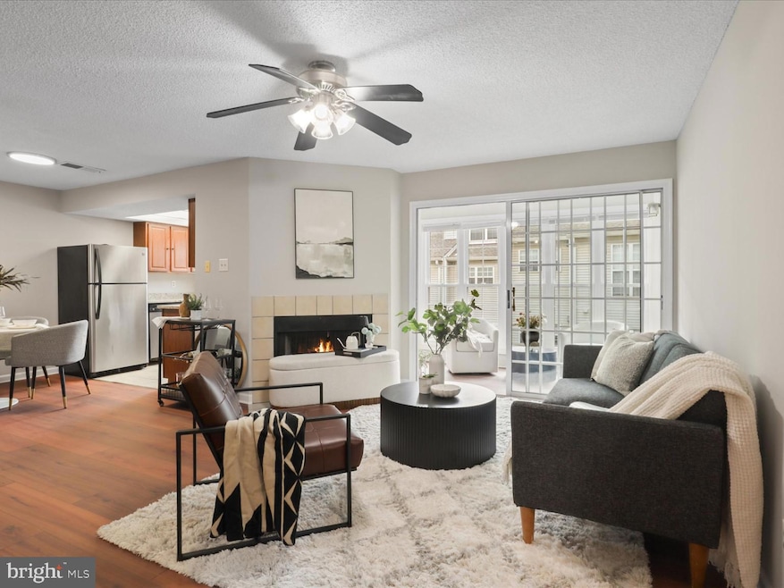 12105 Green Leaf Ct unit 201, Fairfax, VA 22033 - photo 1