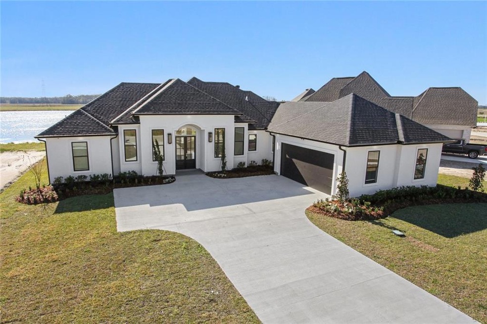 Fabulous luxury home on the waterfront!