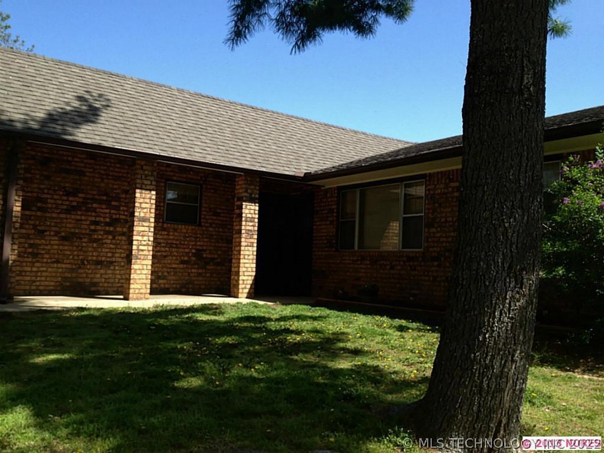 Front of house/yard has 2 car carport and chain li