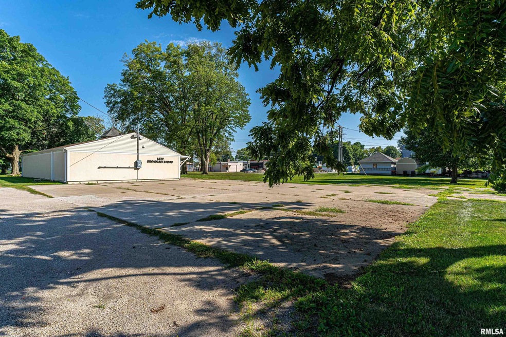 716 N Ottawa St, Lincoln, IL 62656 - photo 1