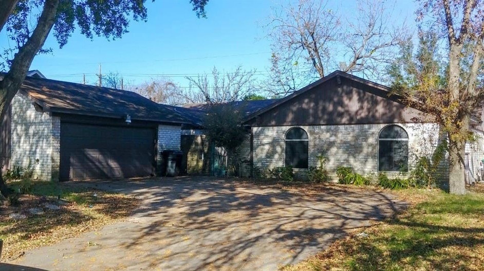 5606 Arncliffe Dr, Houston, TX 77088 - photo 1