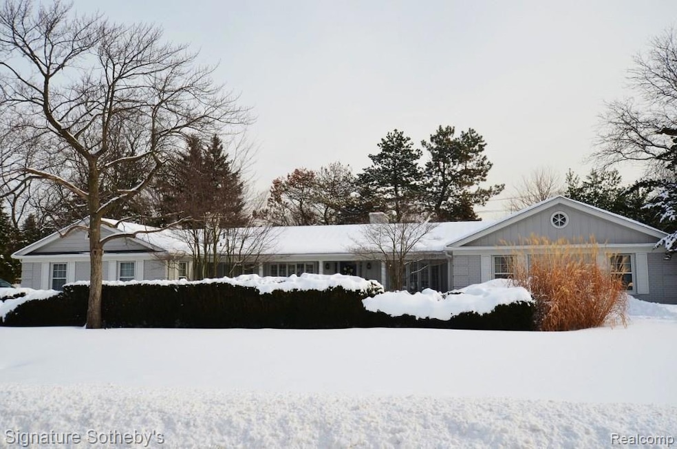 5647 Tall Oaks Rd, Bloomfield Hills, MI 48301 - photo 1