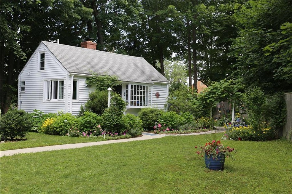 This quaint Maine cottage is just a...