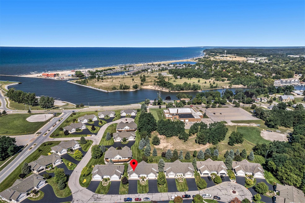 315 Lighthouse Way S, Manistee