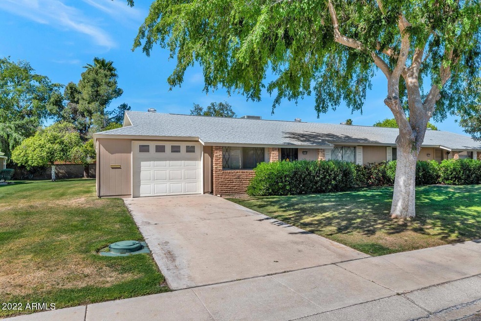 10209 W Kingswood Cir-large-001-022-1020