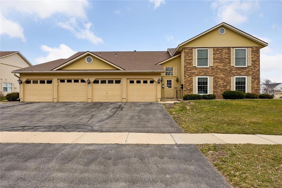 3918 Lexington Dr NE unit C, Cedar Rapids, IA 52402 - photo 1