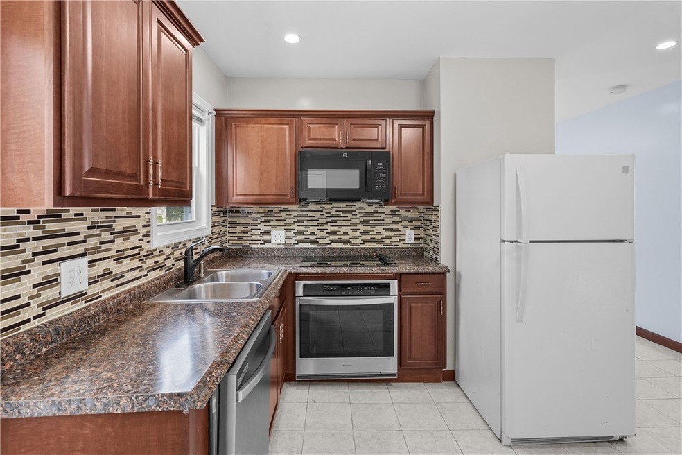 44 Pine St unit 1, Pawtucket, RI 02860 - photo 1