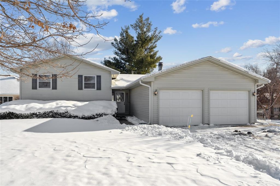 1904 Prairie St, Grinnell, IA 50112 - photo 1