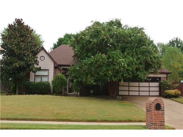 Great home in established neighborhood. Fully fenc