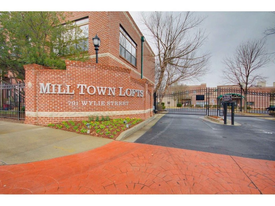 This gated community is walking distance to Krog S