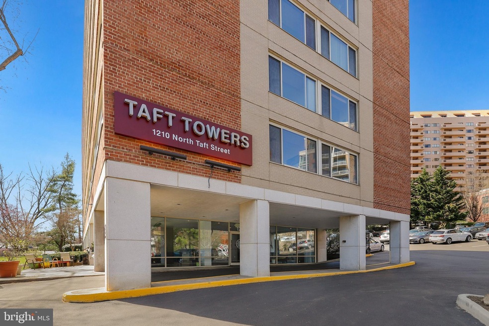Taft Towers unit 905, Arlington, VA 22201 - photo 1