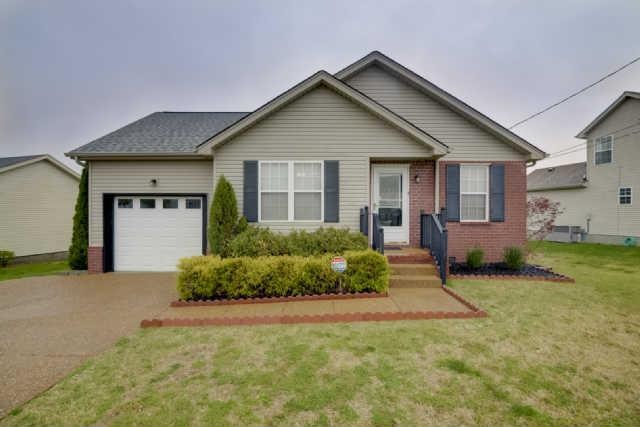Located in Summit View, this 1295 square foot, 3 b