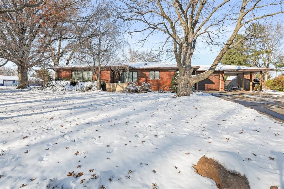 716 Elm St, Pella, IA 50219 - photo 1