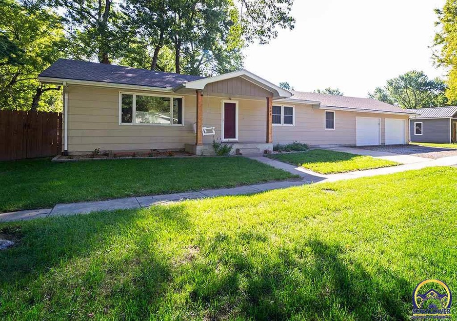 524 Pine St, Rossville, KS 66533 - photo 1