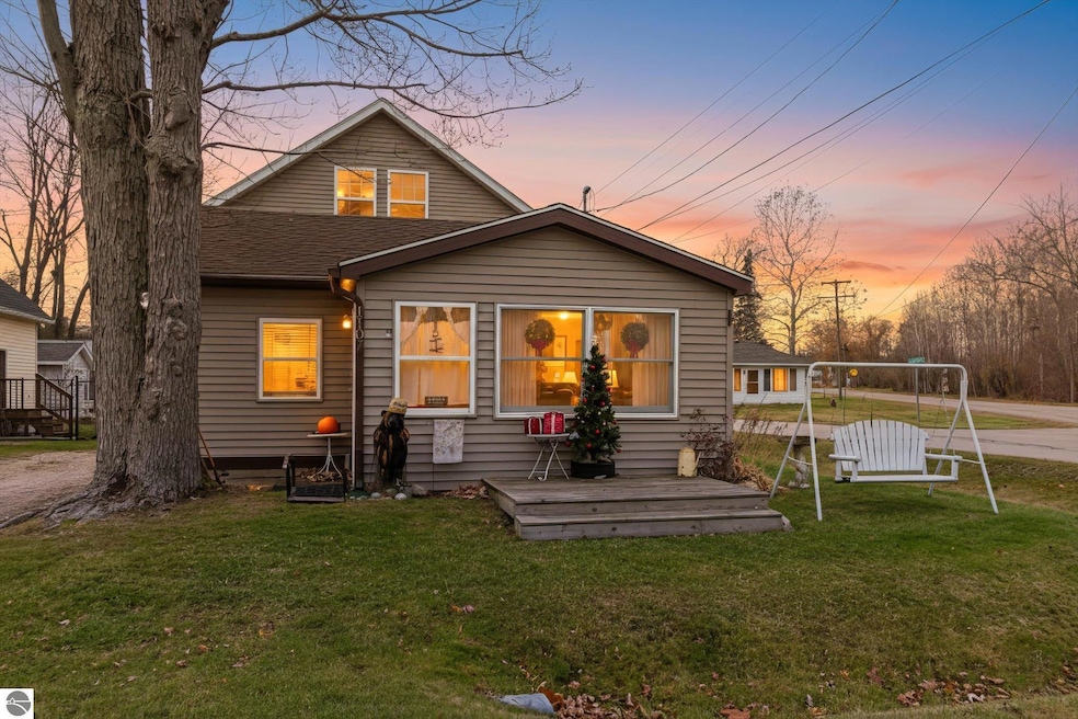 1107 Shoreline Dr, Houghton Lake, MI 48629 - photo 1