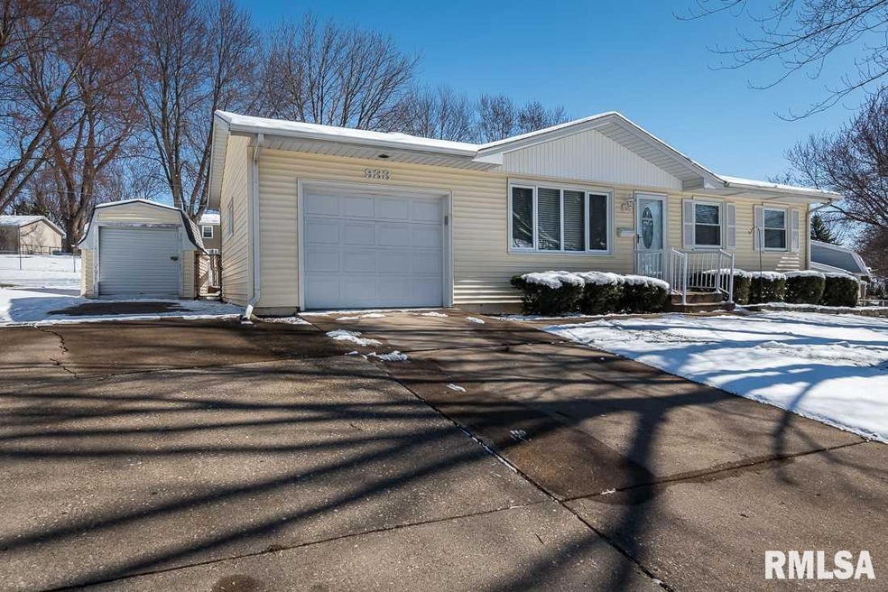 933 Northbrook Dr, Davenport, IA 52806 - photo 1