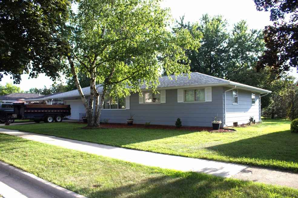 440 Jerelyn Ct, Combined Locks, WI 54113 - photo 1