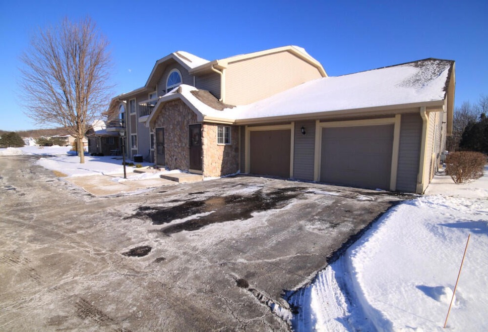 328 E Washington St unit 1, Slinger, WI 53086 - photo 1