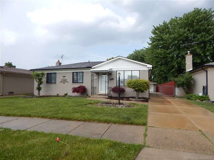 27318 Perry St, Roseville, MI 48066 - photo 1