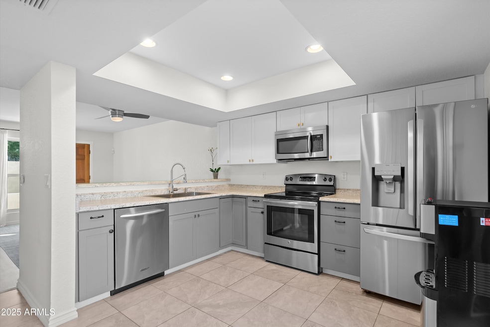 2802 E Beck Ln unit 2, Phoenix, AZ 85032 - photo 1