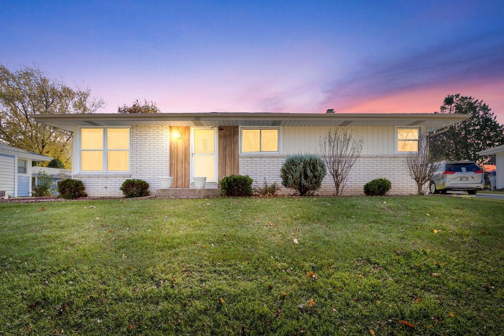 641 W Maplewood Ct-1