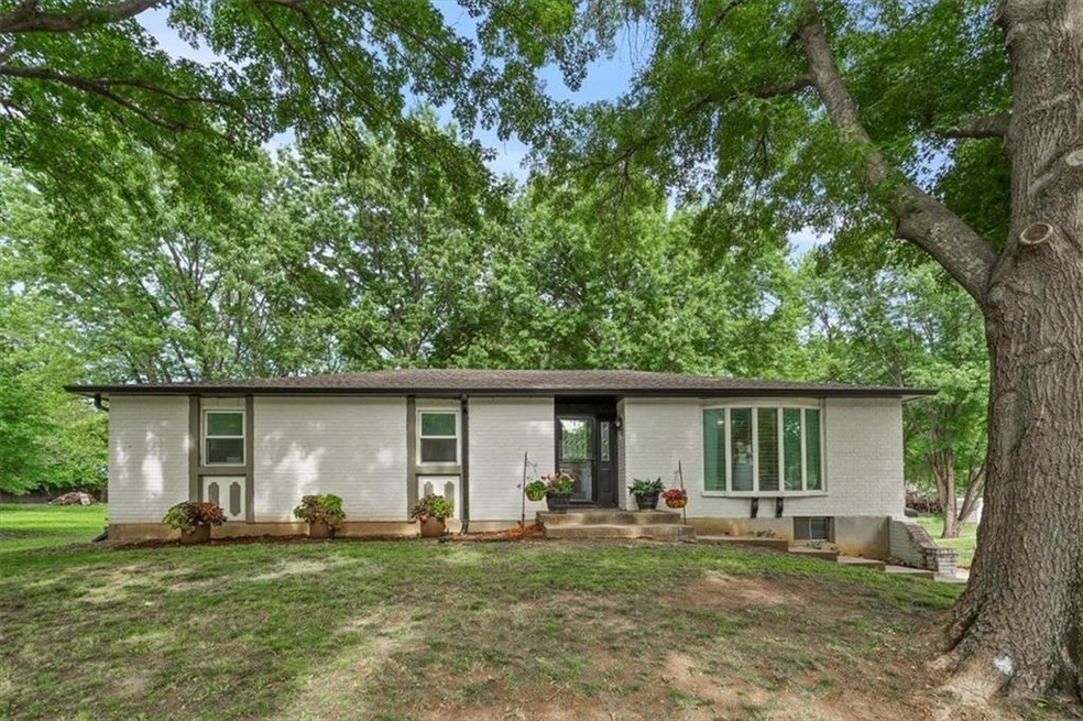 5555 Meadow Height Dr, Shawnee, KS 66226 - photo 1