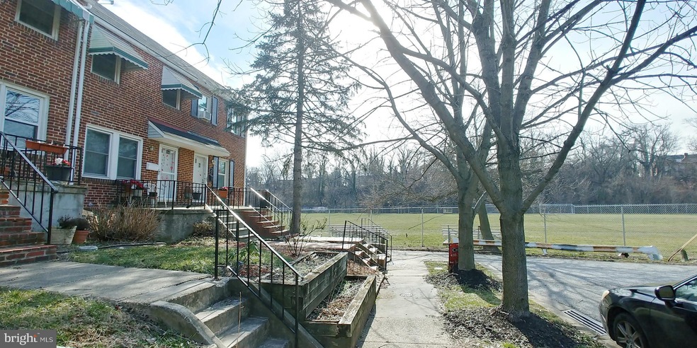 385 Marydell Rd, Baltimore, MD 21229 - photo 1
