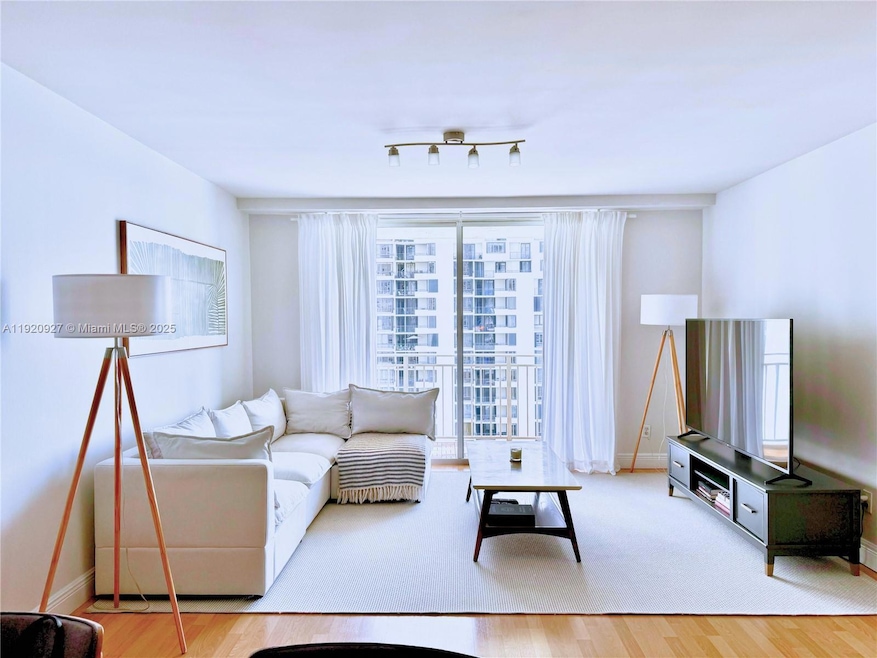 Isola Brickell Key unit 1405, Miami, FL 33131 - photo 1