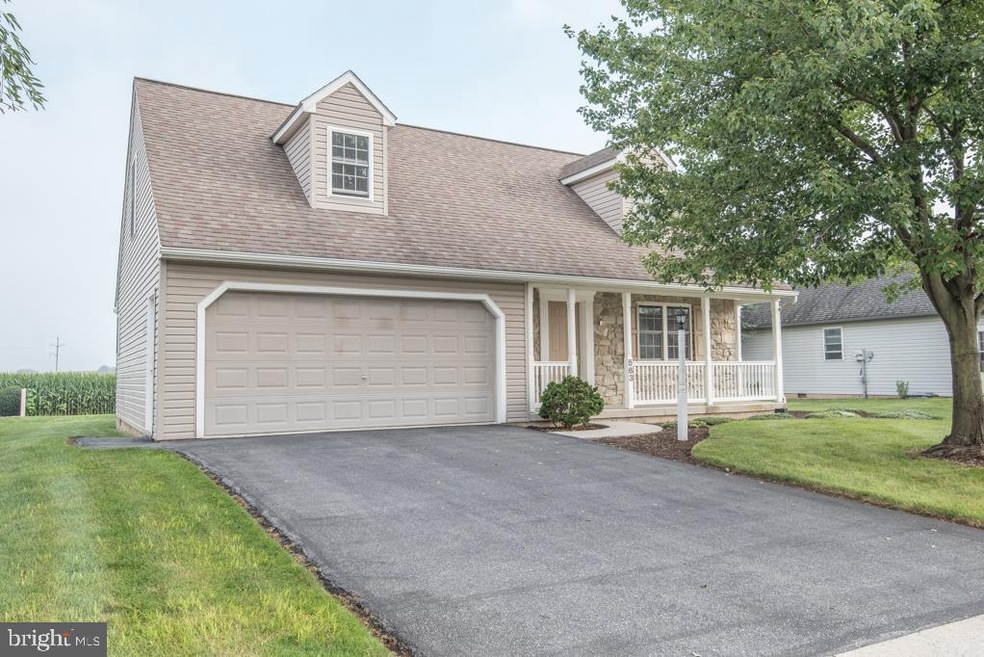 563 W Conestoga St, New Holland, PA 17557 - photo 1