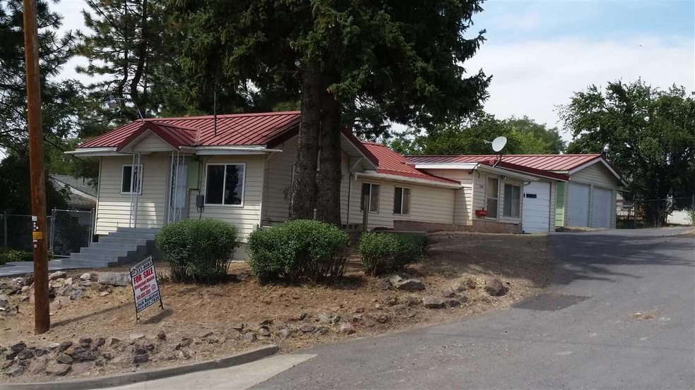 1882 Academy Ave, Klamath Falls, OR 97601 - photo 1