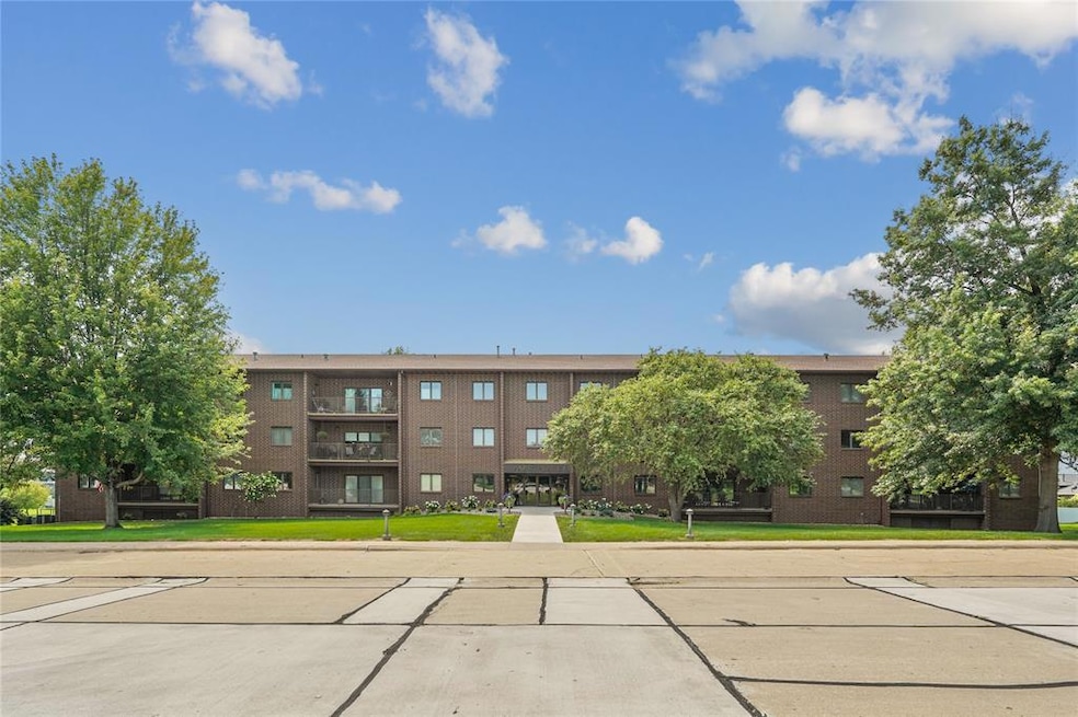 2005 Spring St unit 107, Grinnell, IA 50112 - photo 1