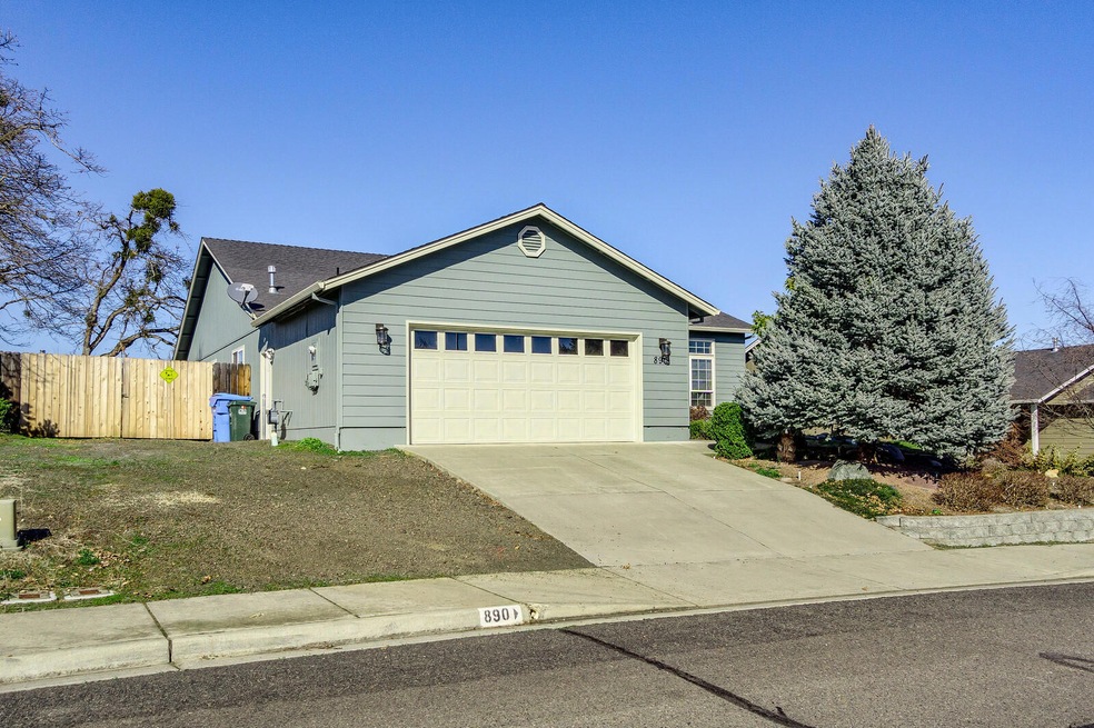 890 Ridgeview Dr, Eagle Point, OR 97524 - photo 1