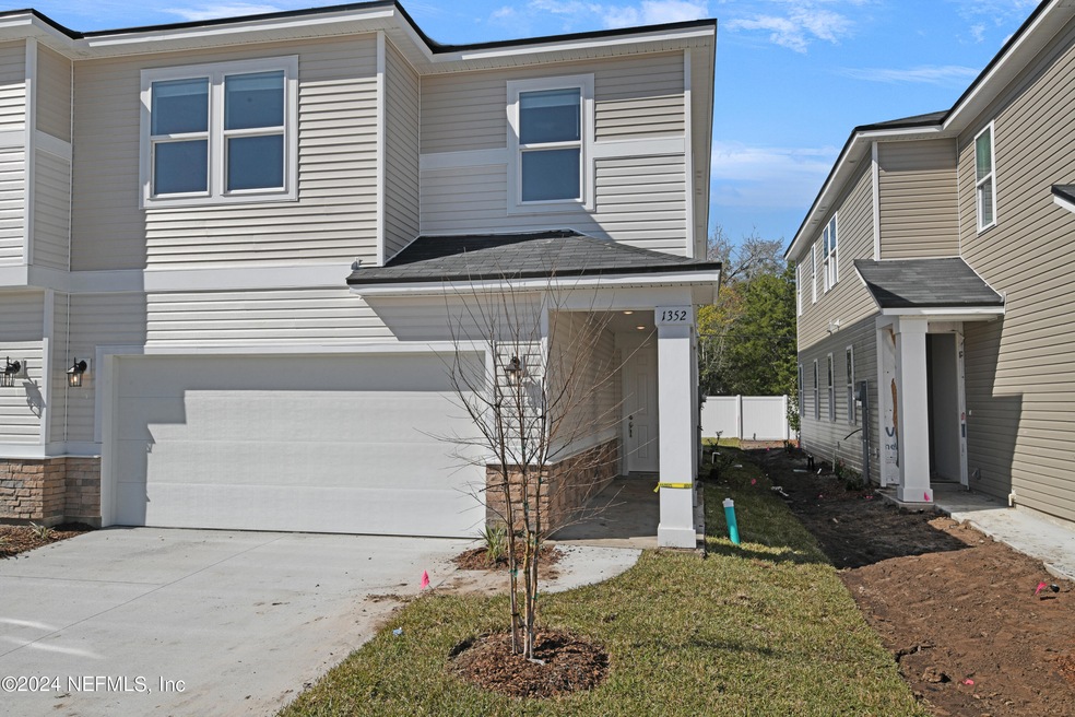 1352 High Falls Dr, Jacksonville, FL 32205 - photo 1